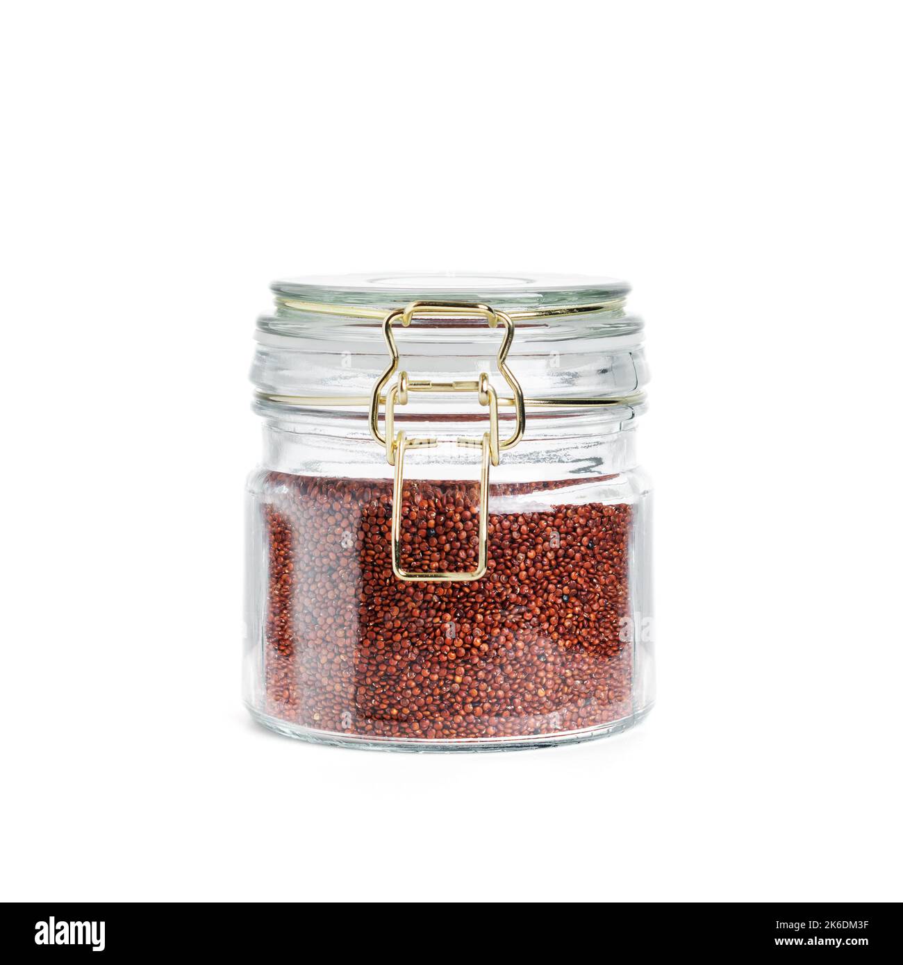 Pot en verre de quinoa rouge isolé sur fond blanc. Banque D'Images