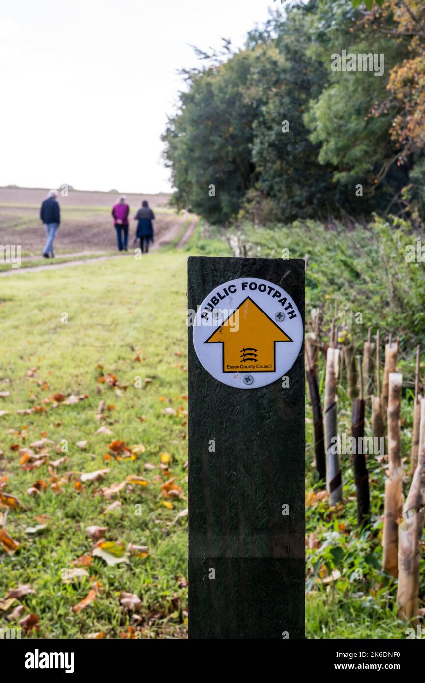 Les gens qui se promèdent dans un pays d'Essex en automne le long d'un sentier public avec un panneau de signalisation du conseil du comté d'Essex. Banque D'Images