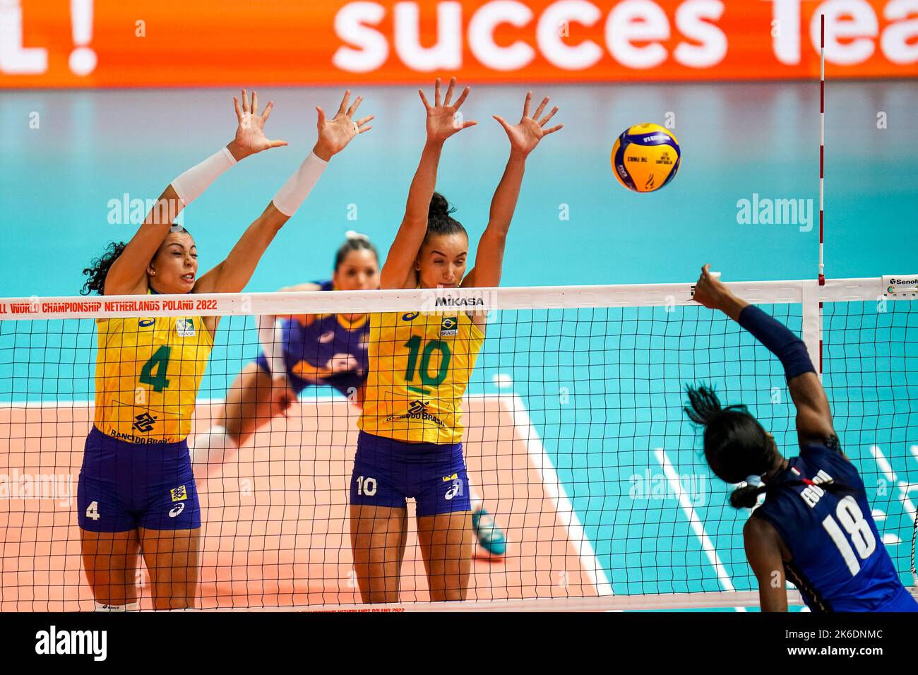 APELDOORN, PAYS-BAS - OCTOBRE 13 : Ana Carolina Da Silva du Brésil et Gabriela Gabi Braga Guimaraes du Brésil forment un bloc tandis que Paola Ogechi Egonu de l'Italie pointe le ballon pendant le match semi final entre l'Italie et le Brésil le jour 19 du Championnat du monde de volley-ball FIVB Womens 2022 à l'Omnisport Apeldoorn on 13 octobre 2022 à Apeldoorn, pays-Bas (photo de René Nijhuis/Orange Pictures) Banque D'Images