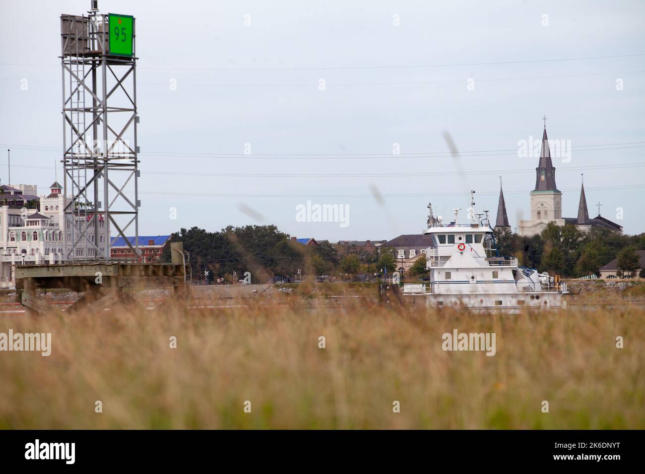 La mv. Point Mallard pousse une remorque de barges en amont devant le quartier français de 14 octobre 2022, en basse eau sur le cours inférieur du Mississippi. Banque D'Images