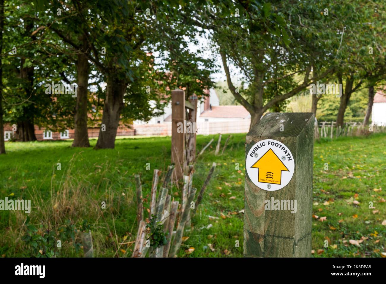 Un sentier public avec un panneau de signalisation du conseil du comté d'Essex. Banque D'Images