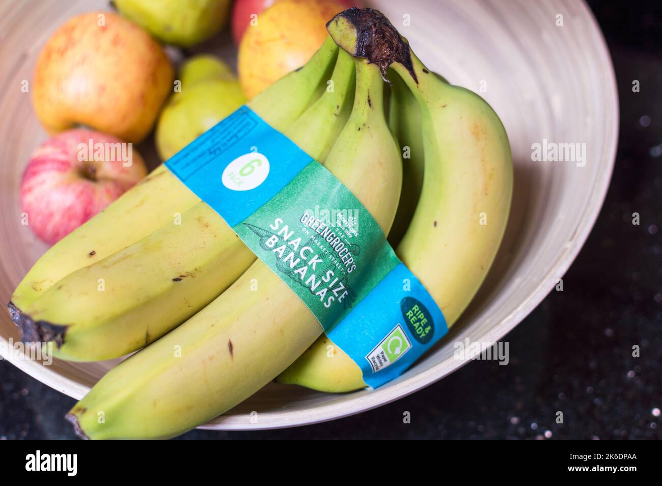 Bol de fruits à la maison avec un crayon à la maison bananes non emballées dans un sac en plastique Banque D'Images