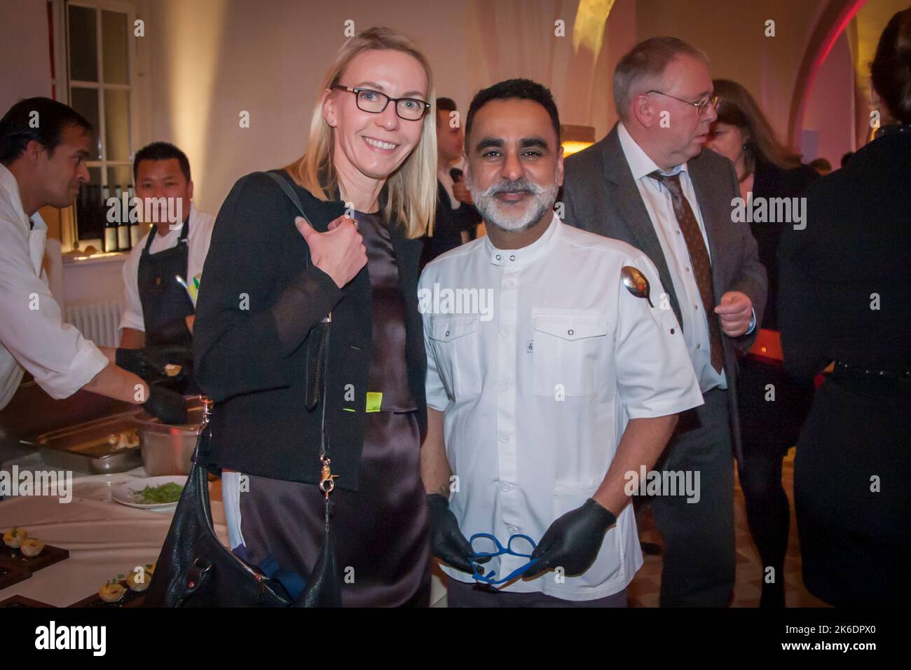 Vineet Bhatia participe pour la première fois au Festival gastronomique et œnologique de Rheingau. Il sera en action dans trois jours. Ici avec Angela Berg à la fête d'accueil Banque D'Images