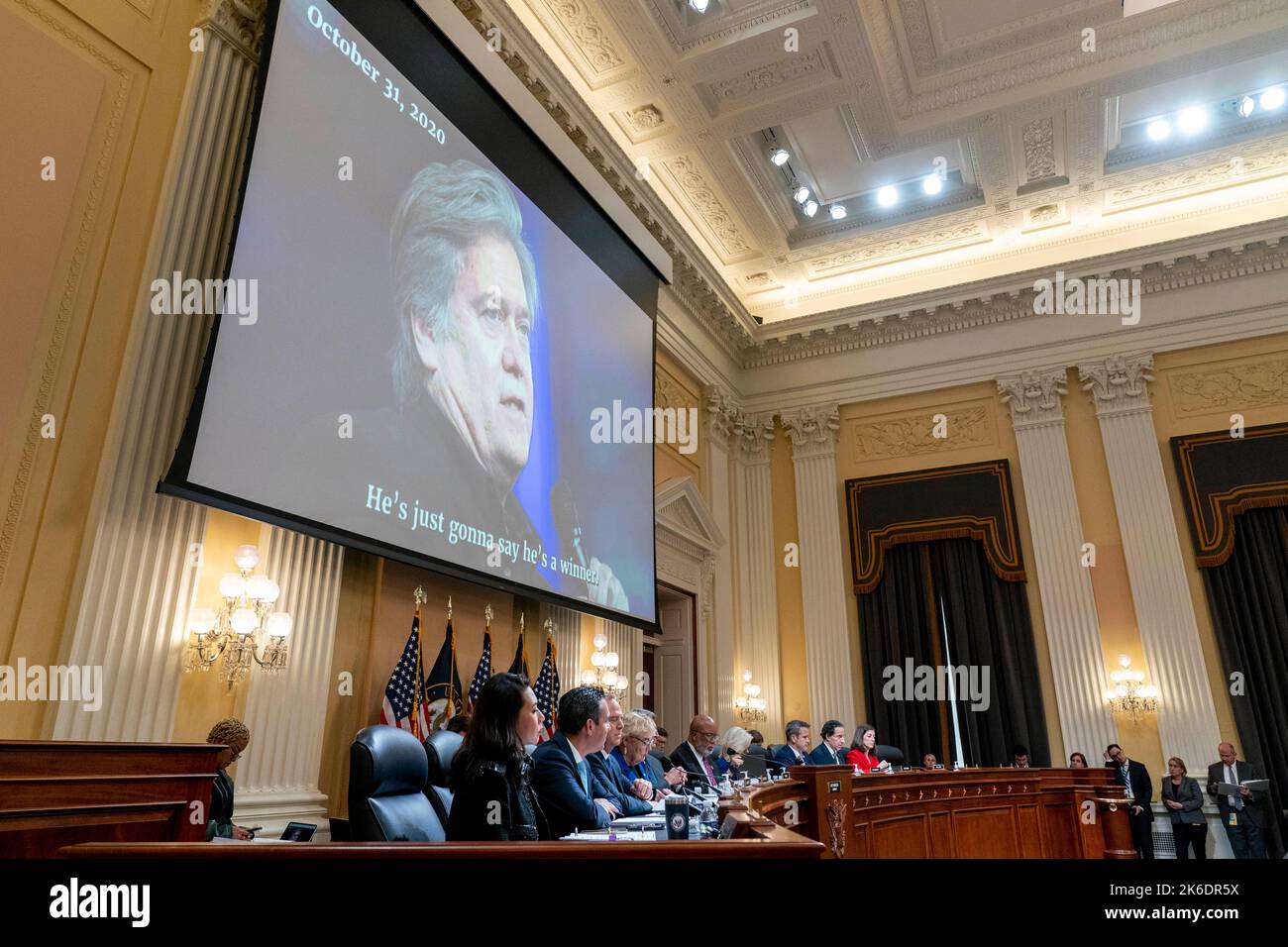 Washington, États-Unis d'Amérique. 13th octobre 2022. Une image de l'ancien stratège de la Maison-Blanche Steve Bannon et les mots « il va tout simplement dire qu'il est gagnant » sont affichés au cours d'une audience d'un comité spécial de la Chambre enquêtant sur l'attaque du 6 janvier sur le Capitole des États-Unis, à Capitol Hill à Washington, le jeudi 13 octobre 2022.Credit: Andrew Harnik/Pool via CNP photo via Credit: Newscom/Alay Live News Banque D'Images