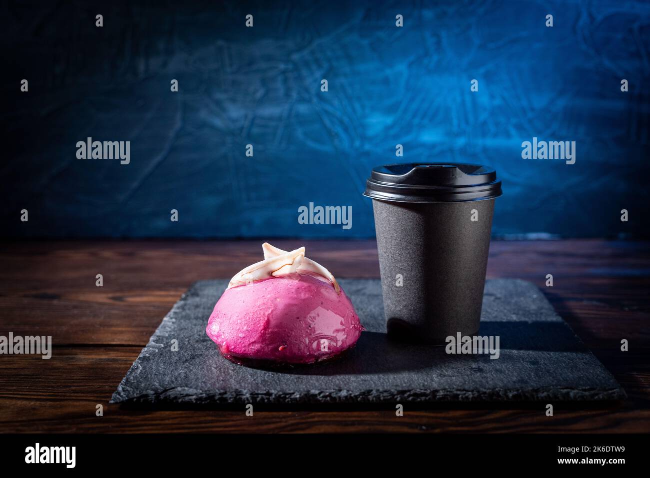 Café dans un verre de carton et un gâteau. Café noir et dessert. Café et bonbons. Banque D'Images