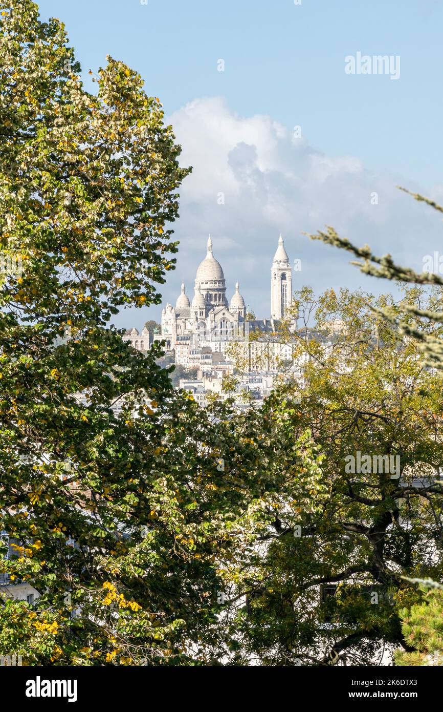 Parc des Buttes Chaumont. Vue sur le Sacré-cœur dans le quartier de Montmartre depuis le parc Banque D'Images