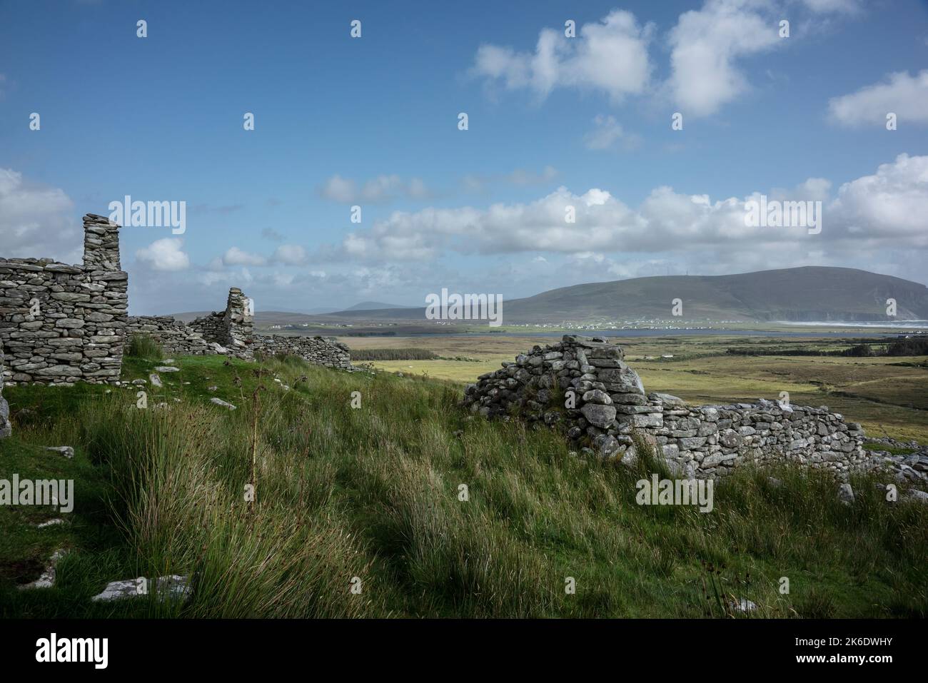 Le village déserté de Slievemore, île d'Achill, Irlande. Banque D'Images