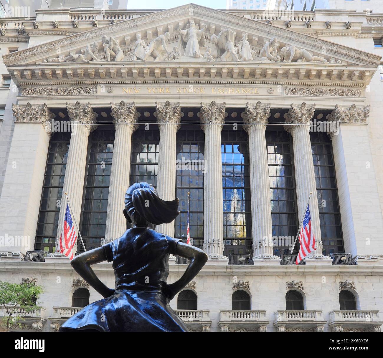 Bourse de New York à Wall Street avec statue de jeune fille au premier plan, Manhattan. C'est la plus grande bourse au monde Banque D'Images