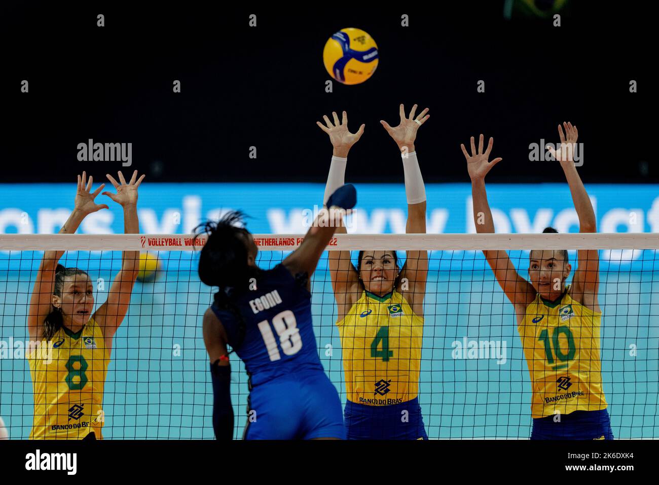 APELDOORN - Fernanda Silva Carneiro Macris, Ana Carolina Da Silva et Gabriela Braga Guimaraes, du Brésil, en action contre Paola Ogechi Egonu, de l'Italie, lors du match semi-fin de la coupe du monde de volley-ball à Omnisport Apeldoorn. ANP SANDER KING Banque D'Images