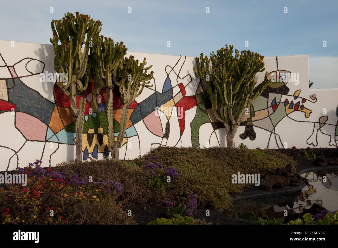 Jardin et murs, Fundacion Cesar Manrique Fundacion, Taiche, Lanzarote, îles Canaries. La Fondation Cesar Manrique est dédiée à la conservation de la Banque D'Images