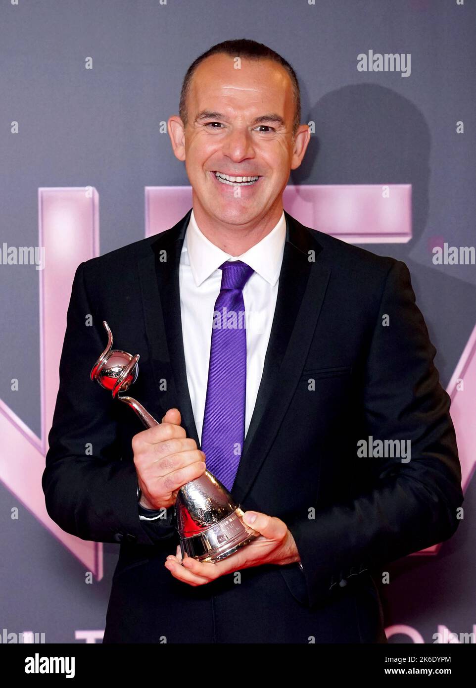Martin Lewis dans la salle de presse après avoir remporté le prix TV Expert lors des National Television Awards 2022 qui se sont tenus à l'OVO Arena Wembley à Londres. Date de la photo: Jeudi 13 octobre 2022. Banque D'Images