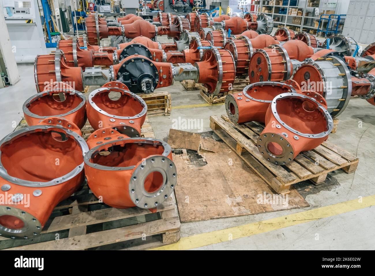 Pièces du véhicule de la machine agricole en usine. Ligne de production automobile industrielle ou moissonneuse. Banque D'Images