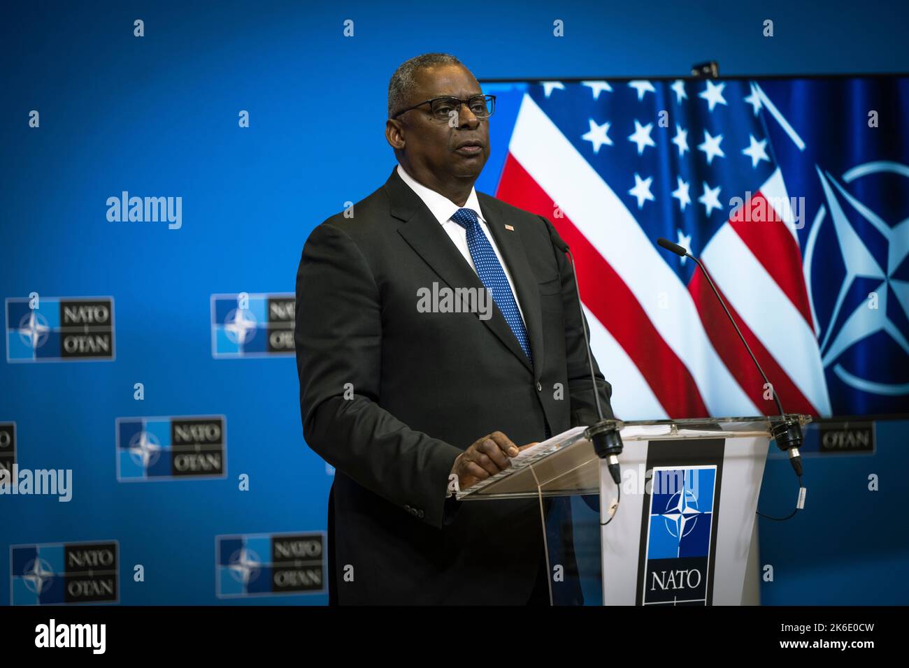 Bruxelles, Belgique. 13th octobre 2022. Le secrétaire américain à la Défense, Lloyd J. Austin III, répond à une question lors d'une conférence de presse à la ministre de la Défense de l'OTAN, à 13 octobre 2022, à Bruxelles, en Belgique. Credit: Chad J. McNeeley/DOD/Alay Live News Banque D'Images