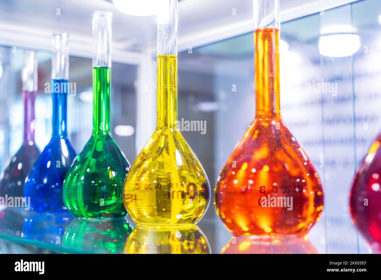 Un gros plan de bouteilles remplies de liquides colorés sur les étagères. Photo de haute qualité Banque D'Images