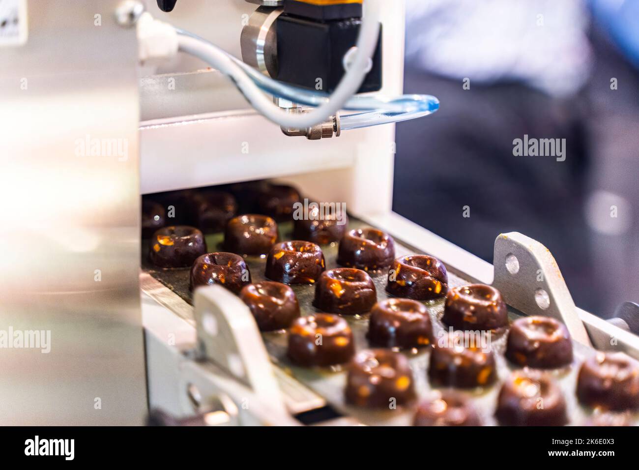 concept de production et d'industrie de bonbons - traitement de bonbons au chocolat sur convoyeur à la confiserie. Photo de haute qualité Banque D'Images