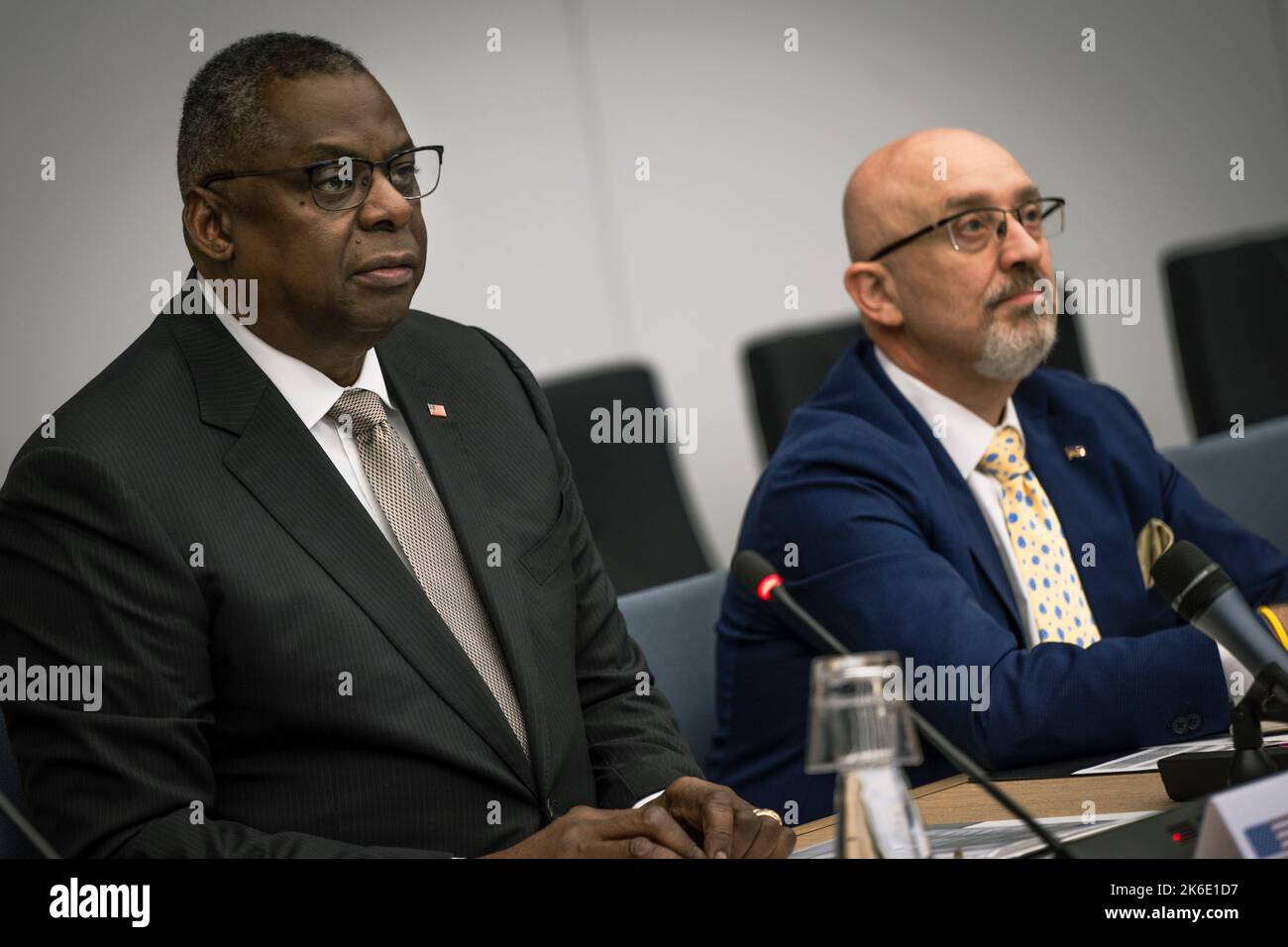 Bruxelles, Belgique. 12th octobre 2022. Le secrétaire américain à la Défense Lloyd J. Austin III, à gauche, siège avec le ministre ukrainien de la Défense Oleksii Reznikov à la sixième réunion du Groupe de contact pour la défense en Ukraine au siège de l'OTAN, à 12 octobre 2022, à Bruxelles, en Belgique. Credit: Chad J. McNeeley/DOD/Alay Live News Banque D'Images