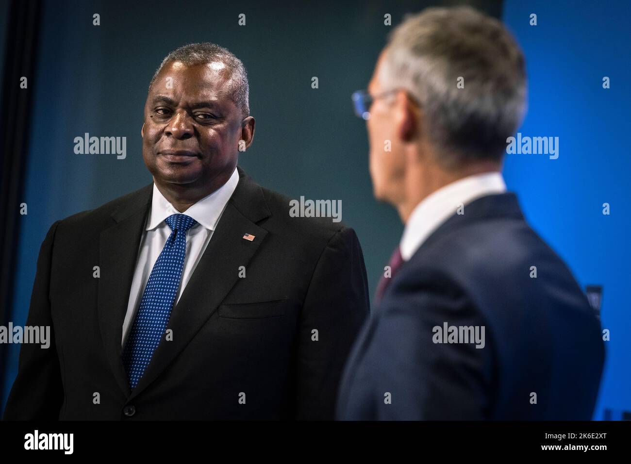 Bruxelles, Belgique. 13th octobre 2022. Le secrétaire américain à la Défense, Lloyd J. Austin III, s'entretient avec le secrétaire général de l'OTAN, Jens Stoltenberg, en marge de la ministre de la Défense de l'OTAN, à 13 octobre 2022, à Bruxelles, en Belgique. Credit: Chad J. McNeeley/DOD/Alay Live News Banque D'Images