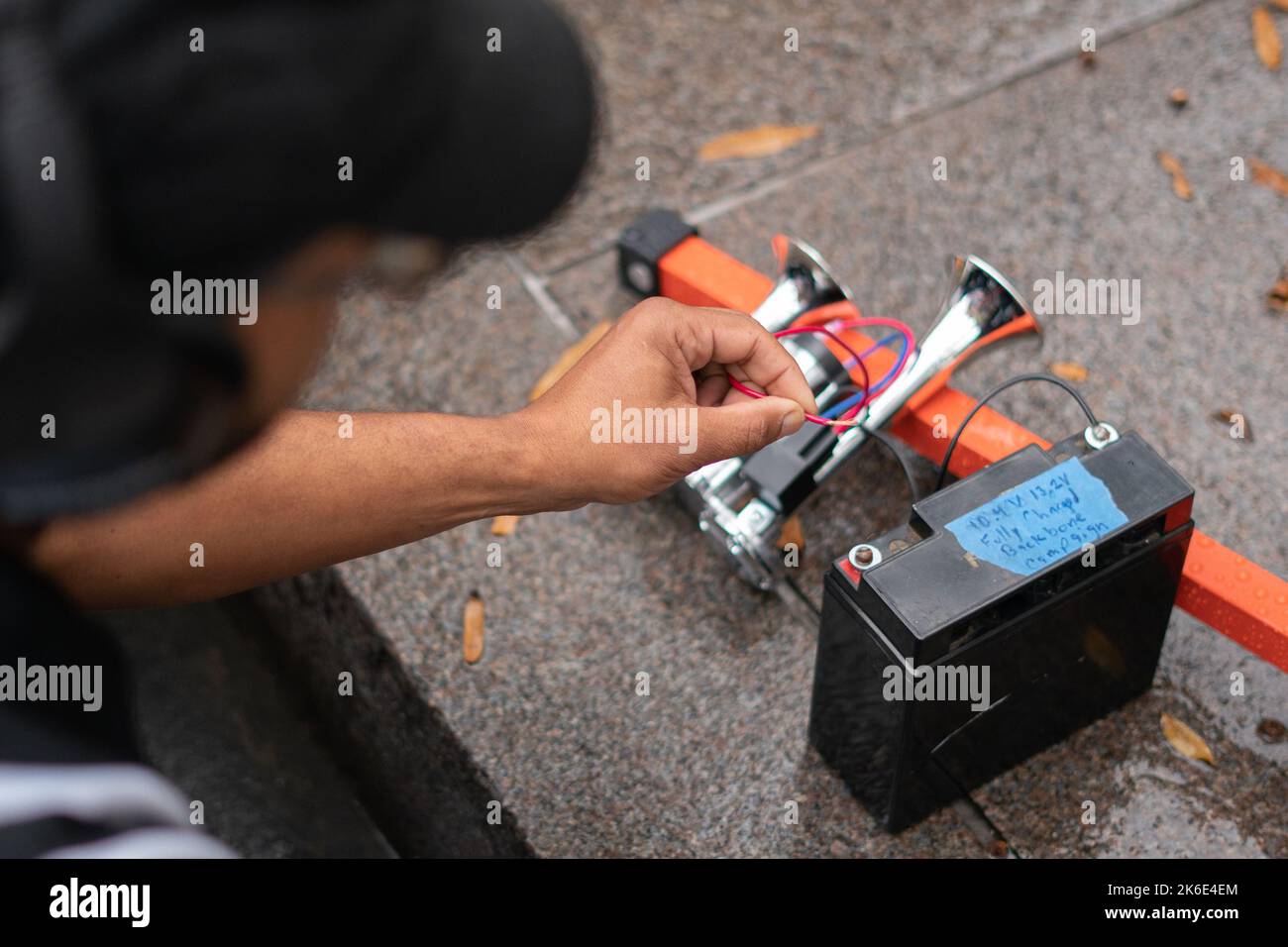 Washington, États-Unis. 13th octobre 2022. Un homme utilise un klaxon de voiture pour créer du bruit en dehors de la Conférence de la FIOM. Les manifestants se sont rassemblés dans Edward R. Murrow Park et ont fait du bruit avec des tambours, des cornes, des sifflets et d'autres articles, tout en faisant entendre leur voix sur les gouvernements du monde qui font de l'argent avec les combustibles fossiles sans tenter de financer une transition vers une énergie propre. Plus tard, ils ont marché vers le bâtiment où se tenait la Conférence de presse de G20 de la FIOM, s'amassant sur le trottoir. Crédit : SOPA Images Limited/Alamy Live News Banque D'Images