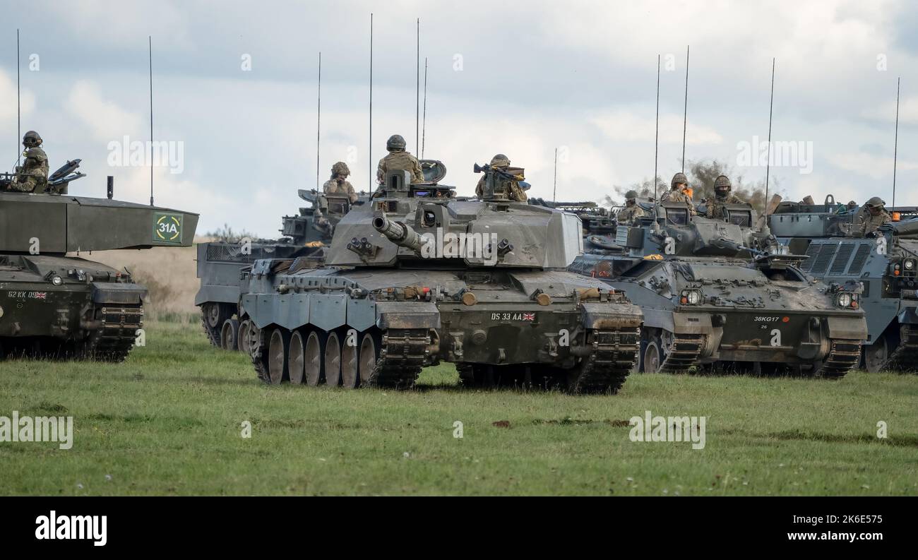 Armée britannique, Challenger II 2 FV4034, char de combat principal et Warrior FV510, en action lors d'un exercice militaire, Wiltshire, Royaume-Uni Banque D'Images