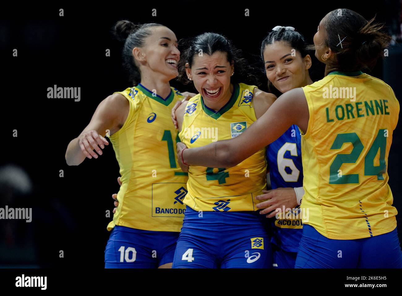 APELDOORN - Gabriela Braga Guimaraes, Ana Carolina Da Silva, Victoria Alexandre Costa Nunes Nyeme et Lorenne Geraldo Teixeira du Brésil en action contre l'Italie lors du match semi-final de la coupe du monde de volley-ball à Omnisport Apeldoorn. ANP SANDER KING Banque D'Images