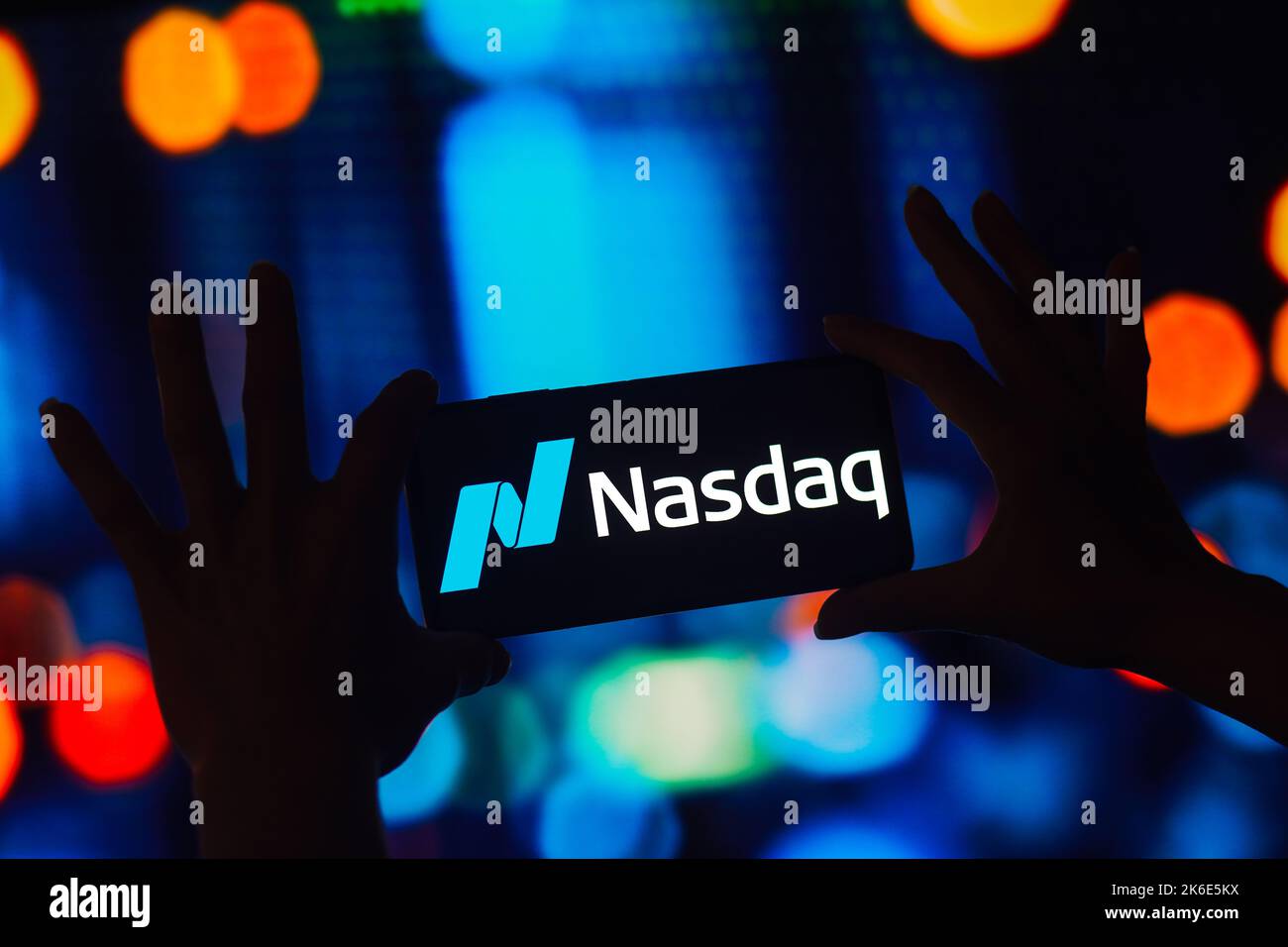 Dans cette illustration, le logo Nasdaq, Inc. S'affiche sur l'écran d'un smartphone. Banque D'Images