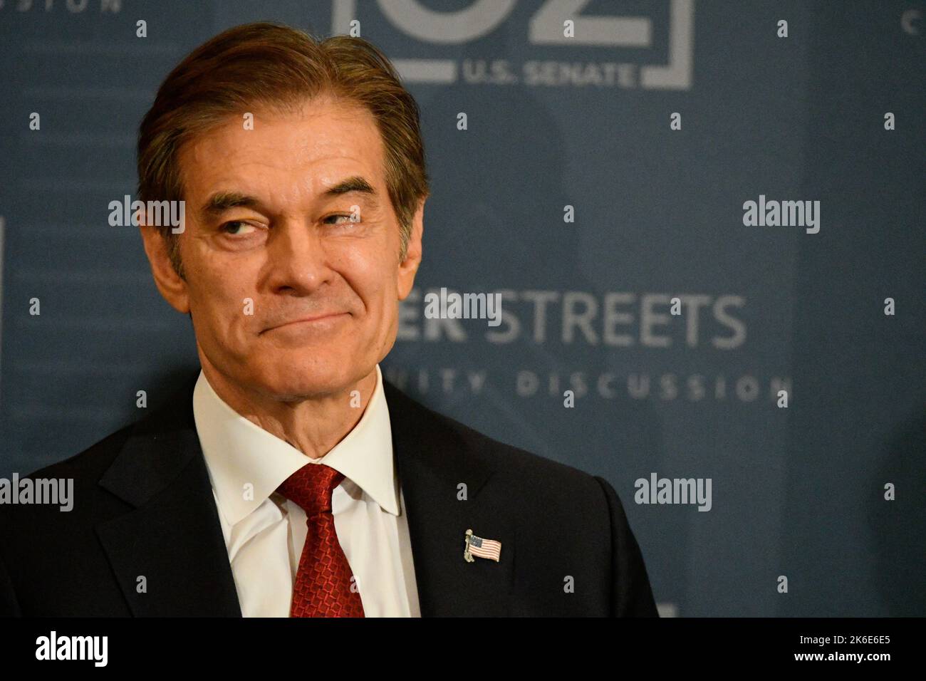 Philadelphie, États-Unis. 13th octobre 2022. Le candidat républicain pour le sénateur américain, M. Mehmet Oz, organise une discussion communautaire sur les rues plus sûres dans le sud de Philadelphie, en Pennsylvanie, aux États-Unis, sur 13 octobre 2022. Crédit : OOgImages/Alamy Live News Banque D'Images