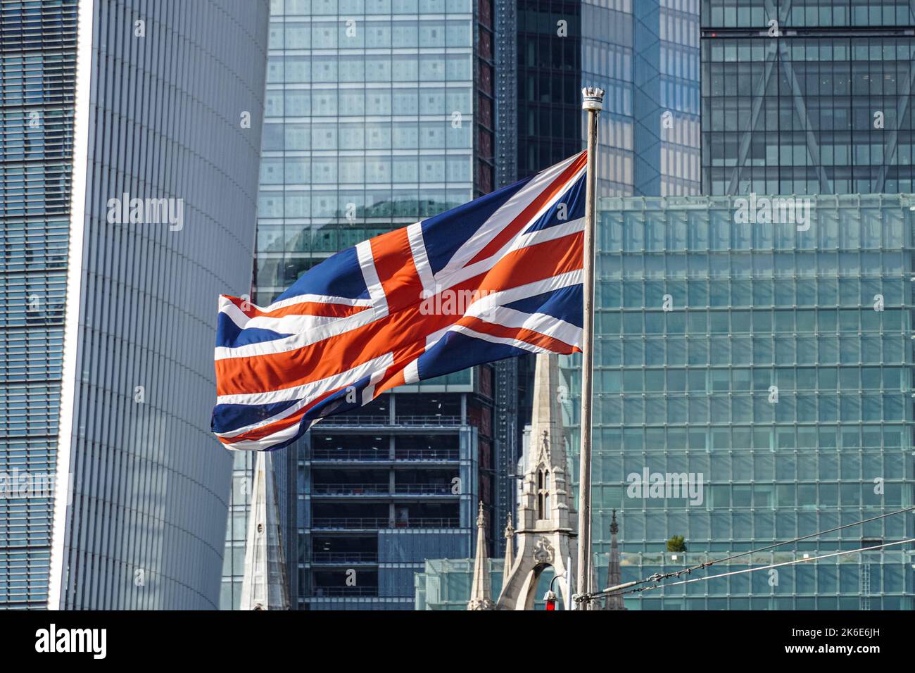 Drapeau Union Jack devant les gratte-ciels de la City of London, Londres Angleterre Royaume-Uni Banque D'Images