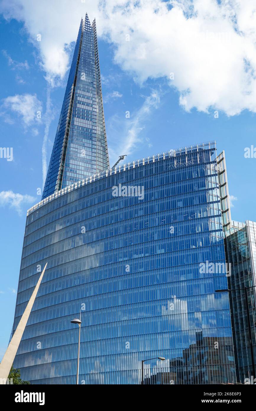 The News Building en face de The Shard, Londres Angleterre Royaume-Uni Banque D'Images