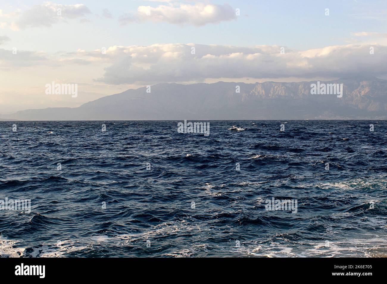 Vue sur la mer ondulée depuis la rive de l'île. Banque D'Images