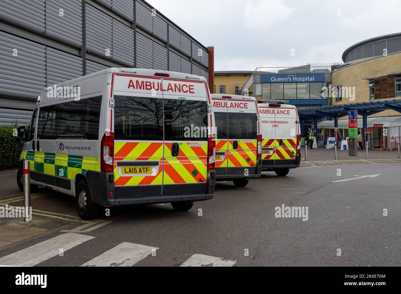 Ambulances à l'hôpital Queen's de Romford, London Borough of Hauging, Royaume-Uni Banque D'Images