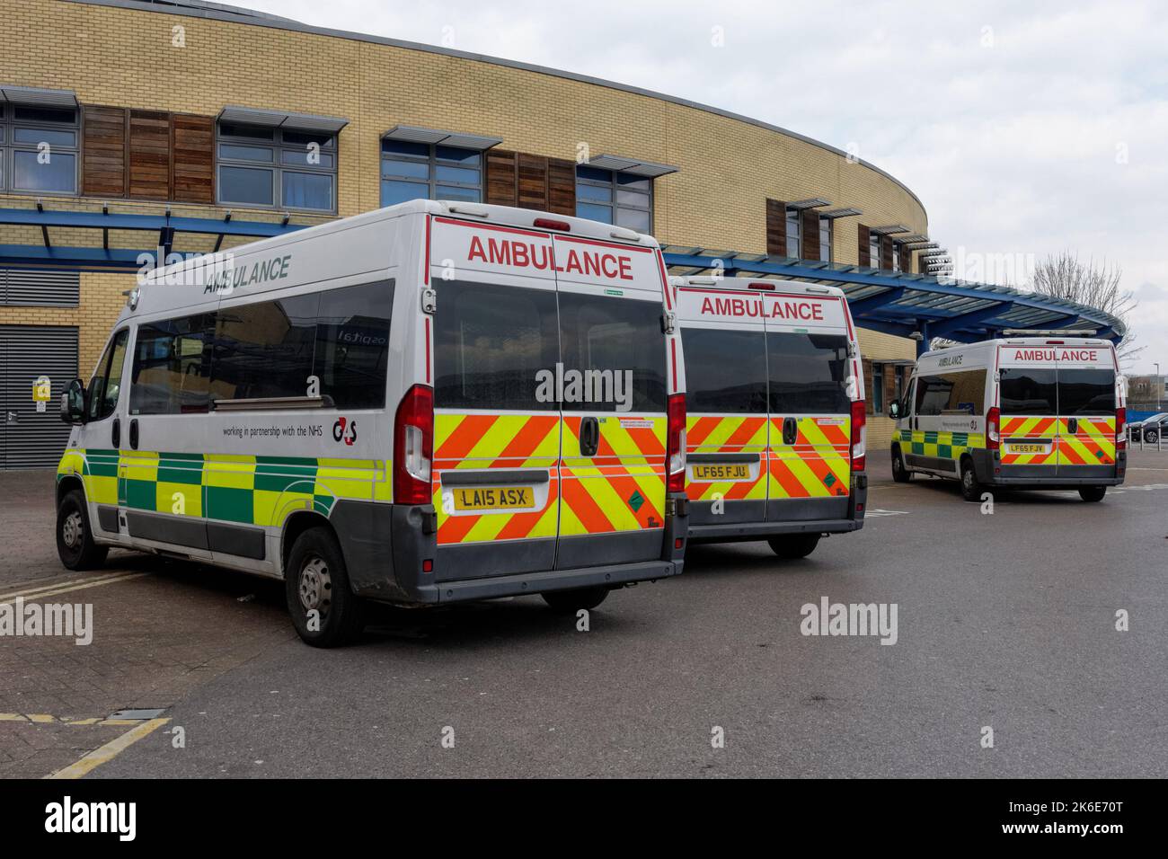 Ambulances à l'hôpital Queen's de Romford, London Borough of Hauging, Royaume-Uni Banque D'Images