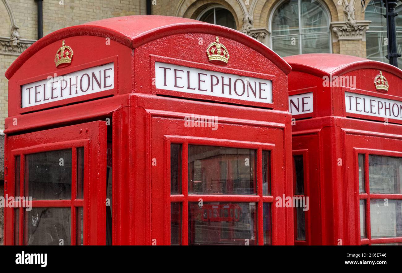 Téléphone traditionnel rouge à Londres Angleterre Royaume-Uni Banque D'Images
