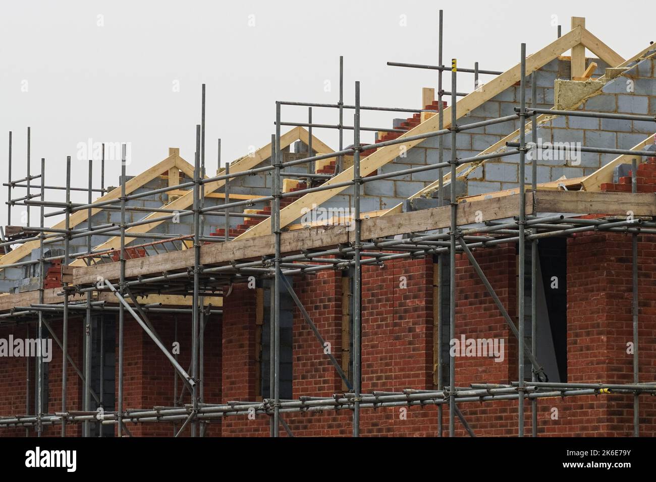 Nouvelle construction de toit sur le site de construction de maisons, structure en bois d'une nouvelle maison de construction, Londres Angleterre Royaume-Uni Banque D'Images
