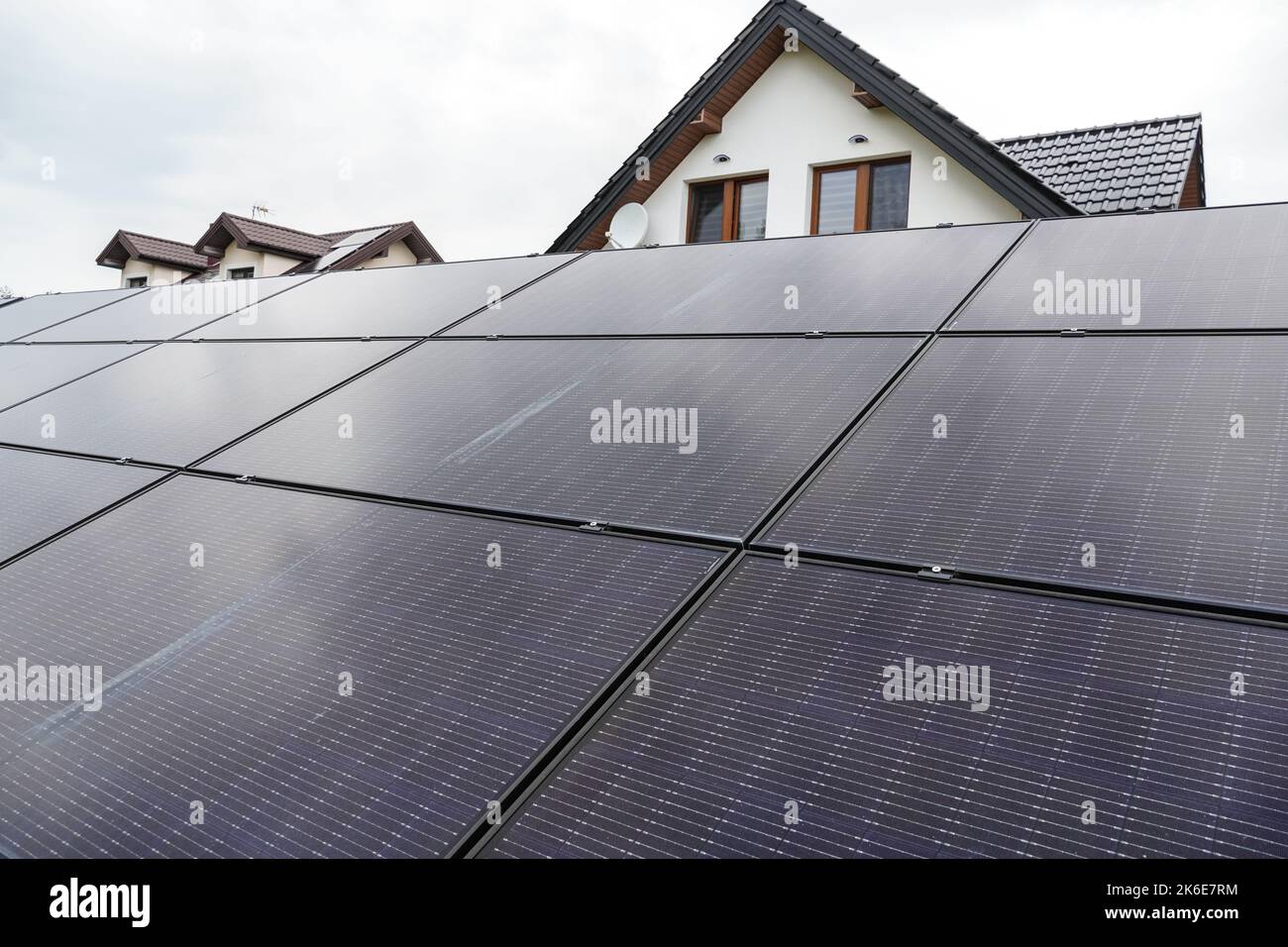 Grands panneaux solaires à côté des maisons dans la banlieue résidentielle Banque D'Images