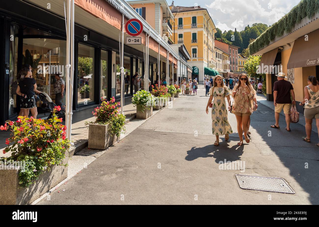 Bellagio, Lombardie, Italie - 5 septembre 2022 : personnes visitant le pittoresque petit village de Bellagio sur le lac de Côme. Banque D'Images