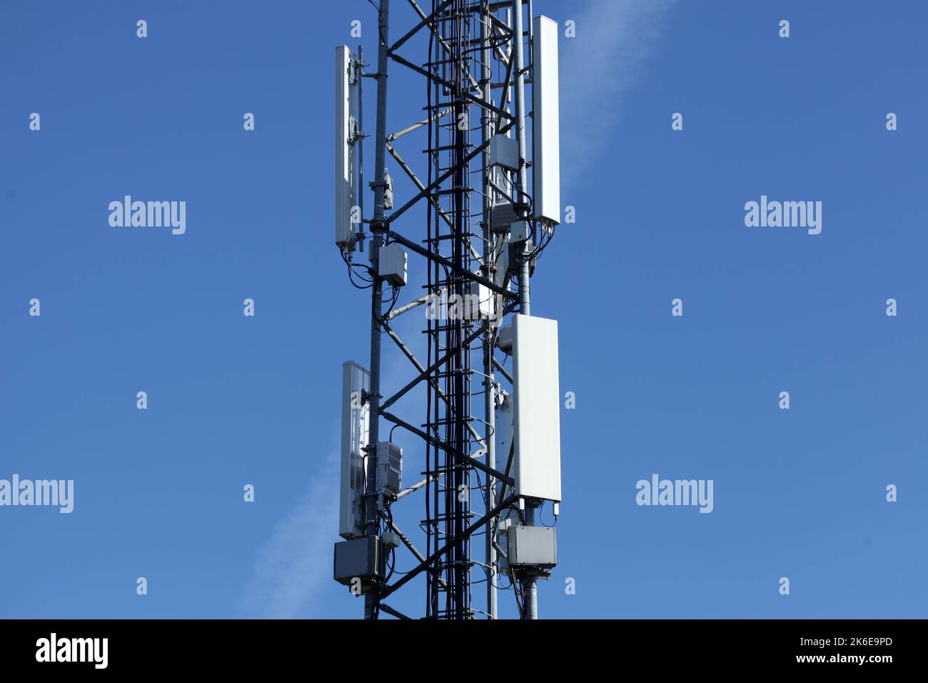 Les télécommunications et une bonne couverture sont obtenues grâce à un nombre croissant de mâts mobiles qui atteignent toutes les zones et avec une couverture 5g heures sur 24 et 7 jours sur 7 Banque D'Images