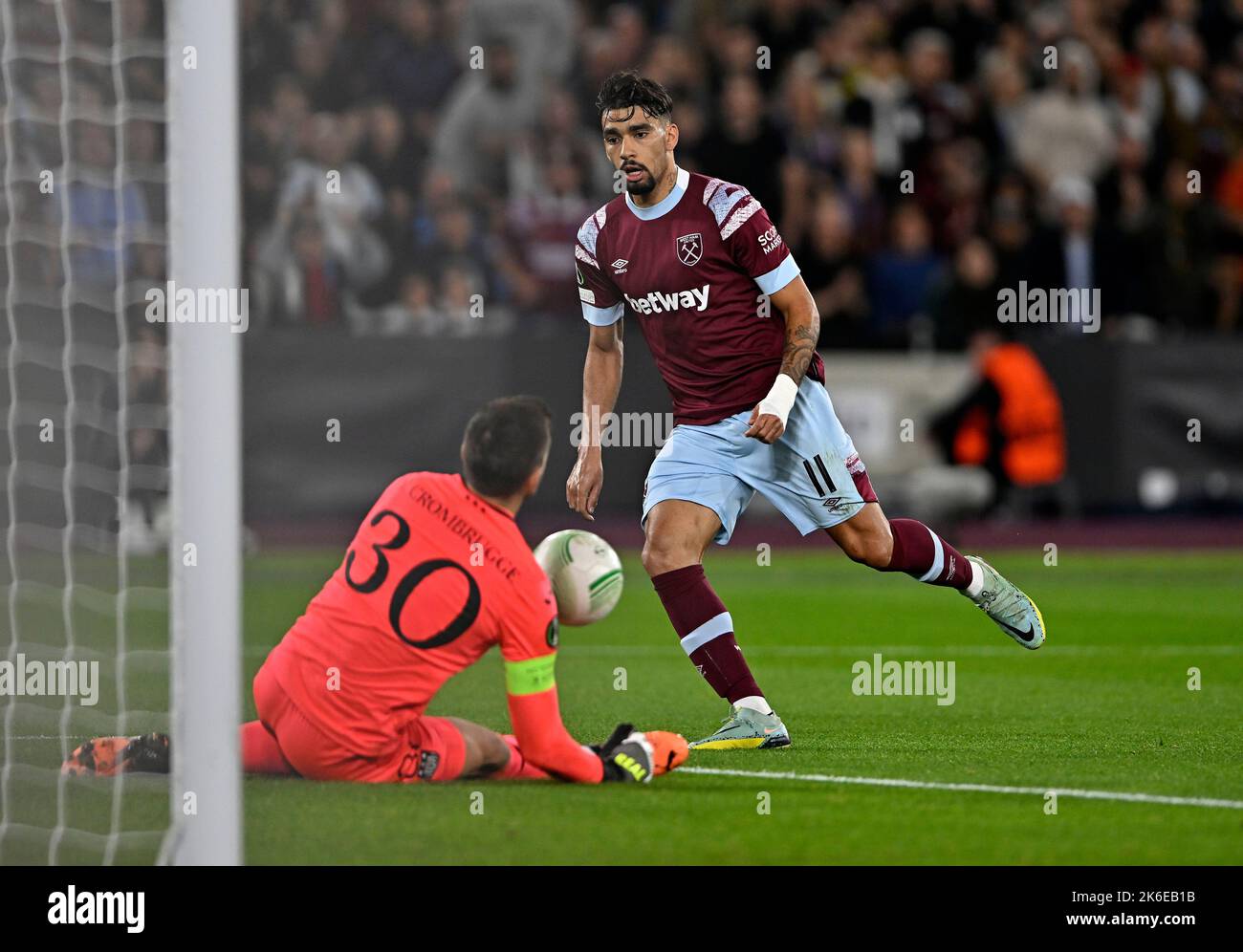 Londres, Royaume-Uni. 13th octobre 2022. Londres Royaume-Uni 13th octobre 2022Lucas Paqueta (West Ham) a un tir sauvé par Hendrik Van Crombrugge (Anderlecht, gardien de but) pendant le match West Ham contre RSC Anderlecht Europa Conference League (Groupe B) au London Stadium Stratford. Crédit : MARTIN DALTON/Alay Live News Banque D'Images