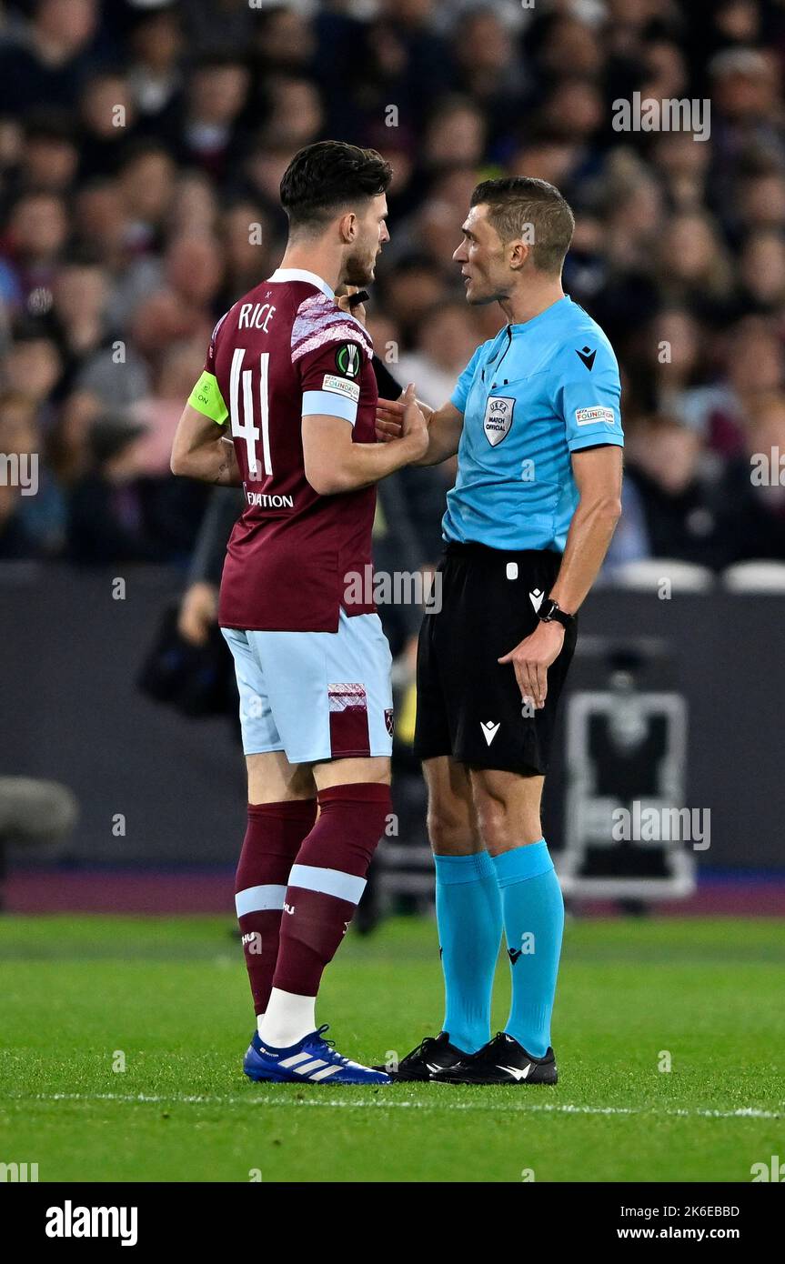 Londres, Royaume-Uni. 13th octobre 2022. Londres Royaume-Uni 13th octobre 2022Declan Rice (West Ham, capitaine) a une discussion avec Willy Delajod (Referee, FRA) lors du match West Ham contre RSC Anderlecht Europa Conference League (Groupe B) au London Stadium Stratford. Crédit : MARTIN DALTON/Alay Live News Banque D'Images