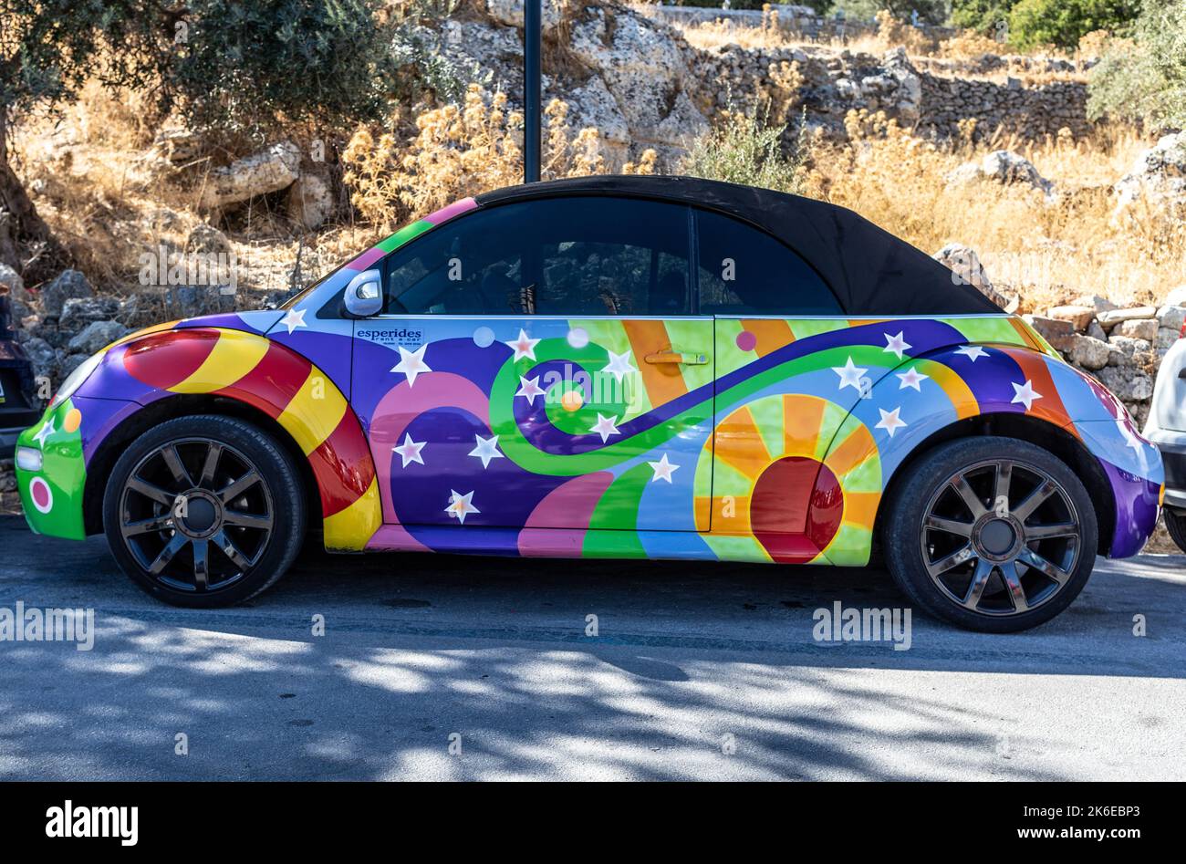 Une voiture moderne VW Beatle peint en plusieurs couleurs Lindos Rhodes Grèce Banque D'Images