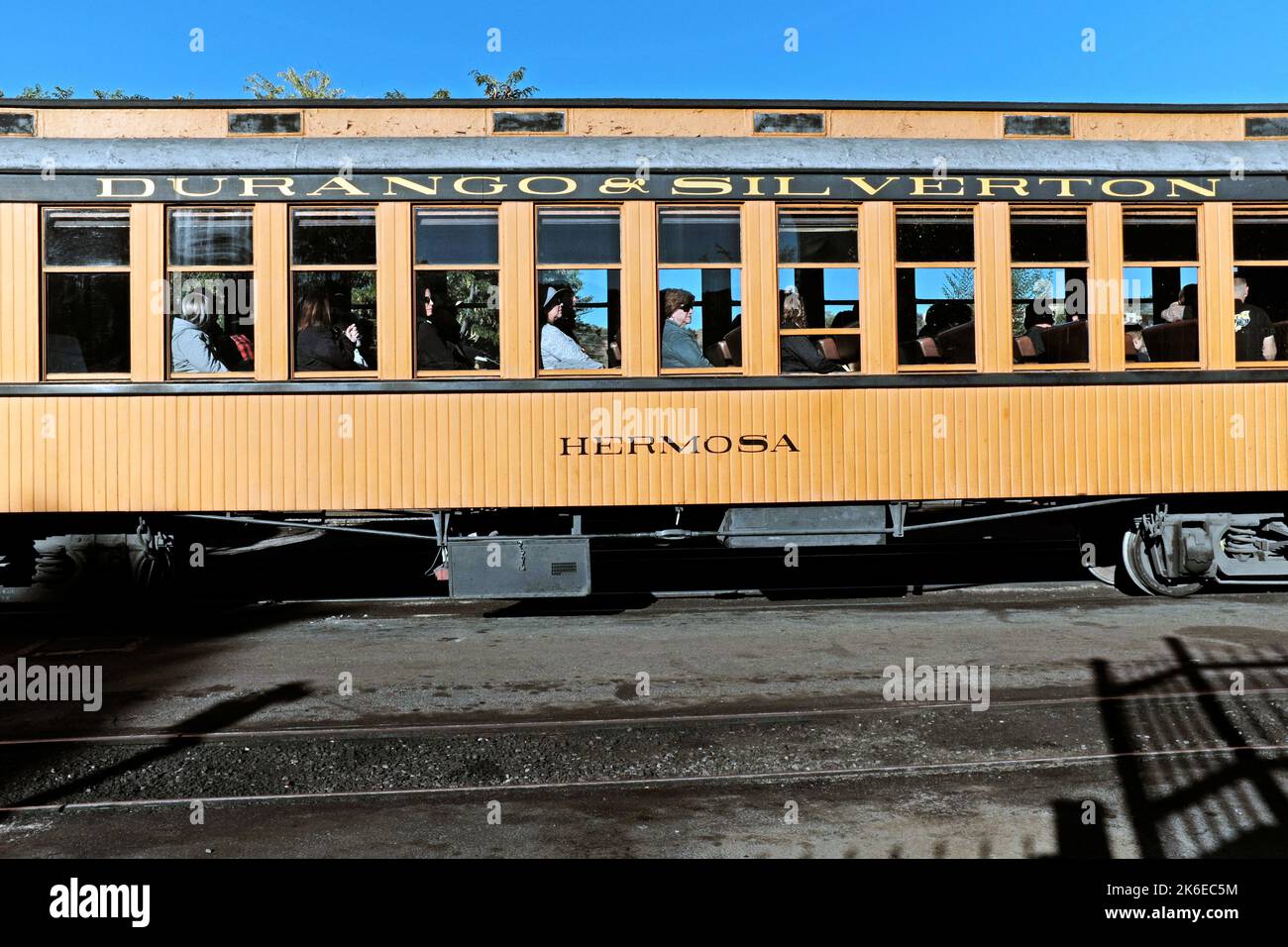 La voiture de tourisme Hermosa, construite en 1964, part de Durango avec des passagers sur le train 473 Durango et Silverton sur 24 septembre 2022. Banque D'Images