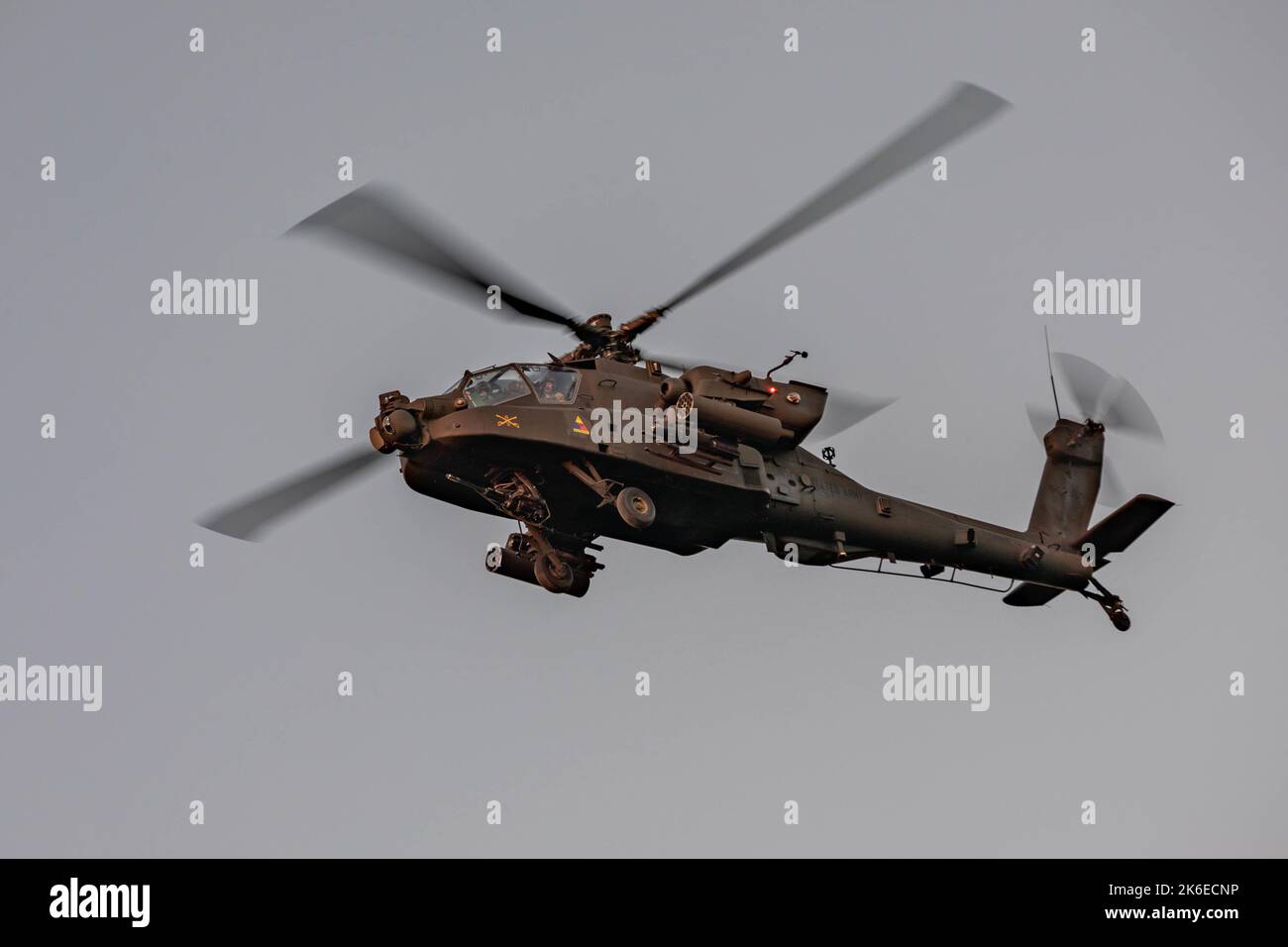 Les soldats américains affectés à la 1st Brigade de l'aviation de combat, 1st Armored Division (1 CAB) font voler un AH-64 Apache lors d'un exercice d'entraînement d'incendie, Torun, Pologne, 7 octobre 2022. Le CAB 1 est parmi les autres unités affectées à la 1st Infantry Division, Travaillant avec fierté aux côtés des alliés de l'OTAN et des partenaires de sécurité régionaux pour fournir des forces crédibles au combat au V corps, le corps déployé avancé de l'Amérique en Europe. (É.-U. Photo de la Garde nationale de l'armée par le Sgt. John Schoebel) Banque D'Images