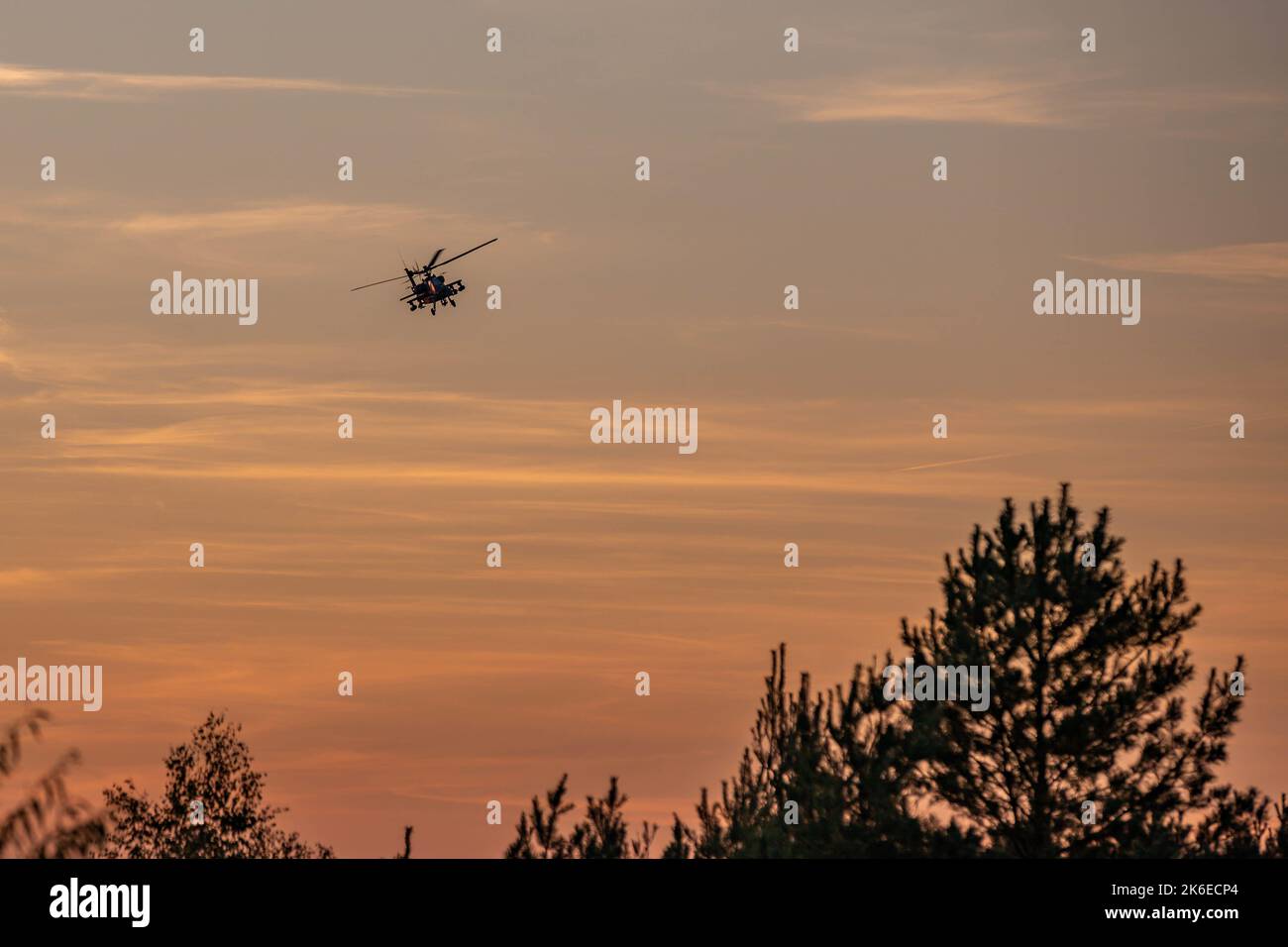 Des soldats américains affectés à la 1st Brigade de l'aviation de combat, 1st Armored Division (1 CAB) font voler un AH-64 Apache lors d'un exercice d'entraînement d'incendie, Torun, Pologne, 7 octobre 2022. L'ACR de 1 est parmi les autres unités affectées à la Division d'infanterie de 1st, qui travaille fièrement aux côtés des alliés de l'OTAN et des partenaires de sécurité régionaux pour fournir des forces crédibles au combat au V corps, le corps de déploiement avancé des États-Unis en Europe. (É.-U. Photo de la Garde nationale de l'armée par le Sgt. John Schoebel) Banque D'Images