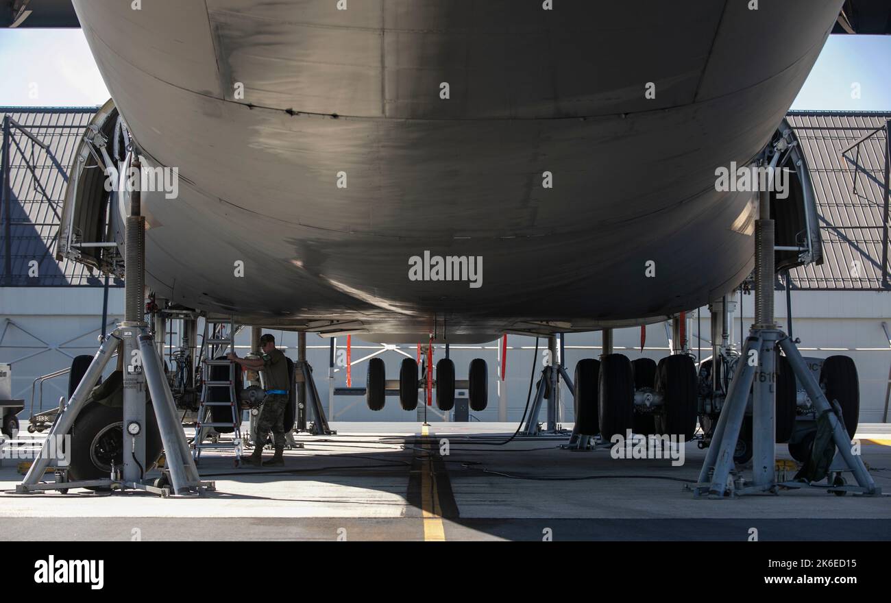 Un C-5M Super Galaxy est assis sur des crics lors d'un remballage de la béquille du train d'atterrissage principal numéro trois à la base aérienne de Douvres, Delaware, le 6 octobre 2022. Les agents d'entretien du circuit hydraulique affectés à l'escadron de maintenance de l'aéronef 436th ont retiré et remplacé les joints internes dans le cadre de la procédure de remballage. (É.-U. Photo de la Force aérienne par Roland Balik) Banque D'Images