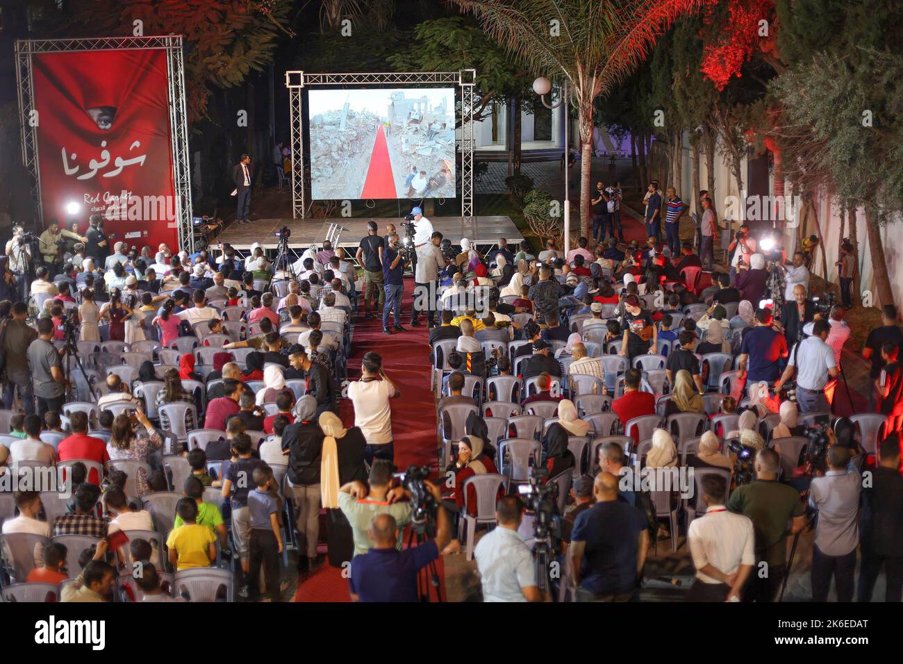 Gaza, Palestine. 13th octobre 2022. Les Palestiniens participent au festival « The Red Carpet » des films sur les droits de l'homme au centre culturel Holst de la ville de Gaza. Les directeurs palestiniens, en coopération avec le Ministère palestinien de la culture et le Consulat français de Jérusalem, ont organisé le Festival "le tapis rouge" pour les films sur les droits de l'homme, qui est organisé pour la sixième fois de suite. Les films reflètent la réalité sociale palestinienne à la lumière du blocus israélien de la bande de Gaza. Crédit : SOPA Images Limited/Alamy Live News Banque D'Images