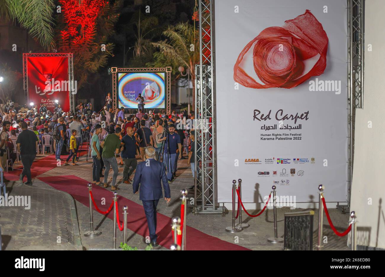 Gaza, Palestine. 13th octobre 2022. Les Palestiniens participent au festival « The Red Carpet » des films sur les droits de l'homme au centre culturel Holst de la ville de Gaza. Les directeurs palestiniens, en coopération avec le Ministère palestinien de la culture et le Consulat français de Jérusalem, ont organisé le Festival "le tapis rouge" pour les films sur les droits de l'homme, qui est organisé pour la sixième fois de suite. Les films reflètent la réalité sociale palestinienne à la lumière du blocus israélien de la bande de Gaza. Crédit : SOPA Images Limited/Alamy Live News Banque D'Images