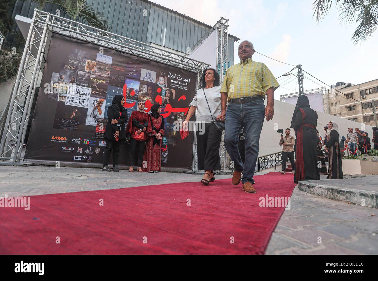 Gaza, Palestine. 13th octobre 2022. Les Palestiniens participent au festival « The Red Carpet » des films sur les droits de l'homme au centre culturel Holst de la ville de Gaza. Les directeurs palestiniens, en coopération avec le Ministère palestinien de la culture et le Consulat français de Jérusalem, ont organisé le Festival "le tapis rouge" pour les films sur les droits de l'homme, qui est organisé pour la sixième fois de suite. Les films reflètent la réalité sociale palestinienne à la lumière du blocus israélien de la bande de Gaza. Crédit : SOPA Images Limited/Alamy Live News Banque D'Images