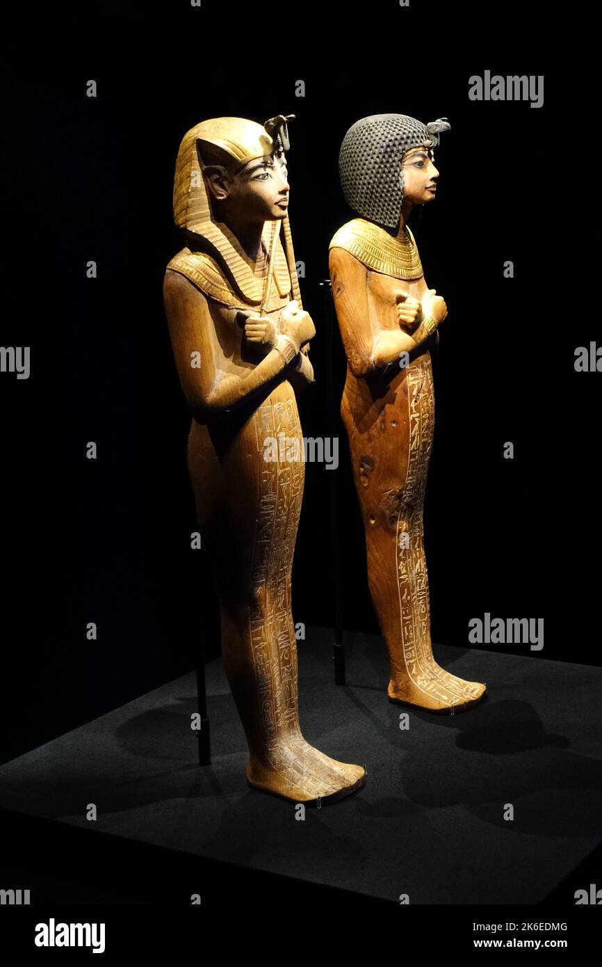 Objets funéraires en bois d'ushabtis trouvés dans le tombeau du roi Toutankhamon Banque D'Images