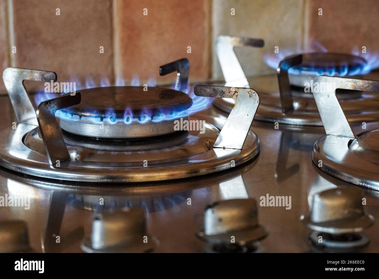 Flammes de gaz bleues qui brûlent sur un brûleur de table de cuisson à gaz, cuisinière à gaz de cuisine Banque D'Images