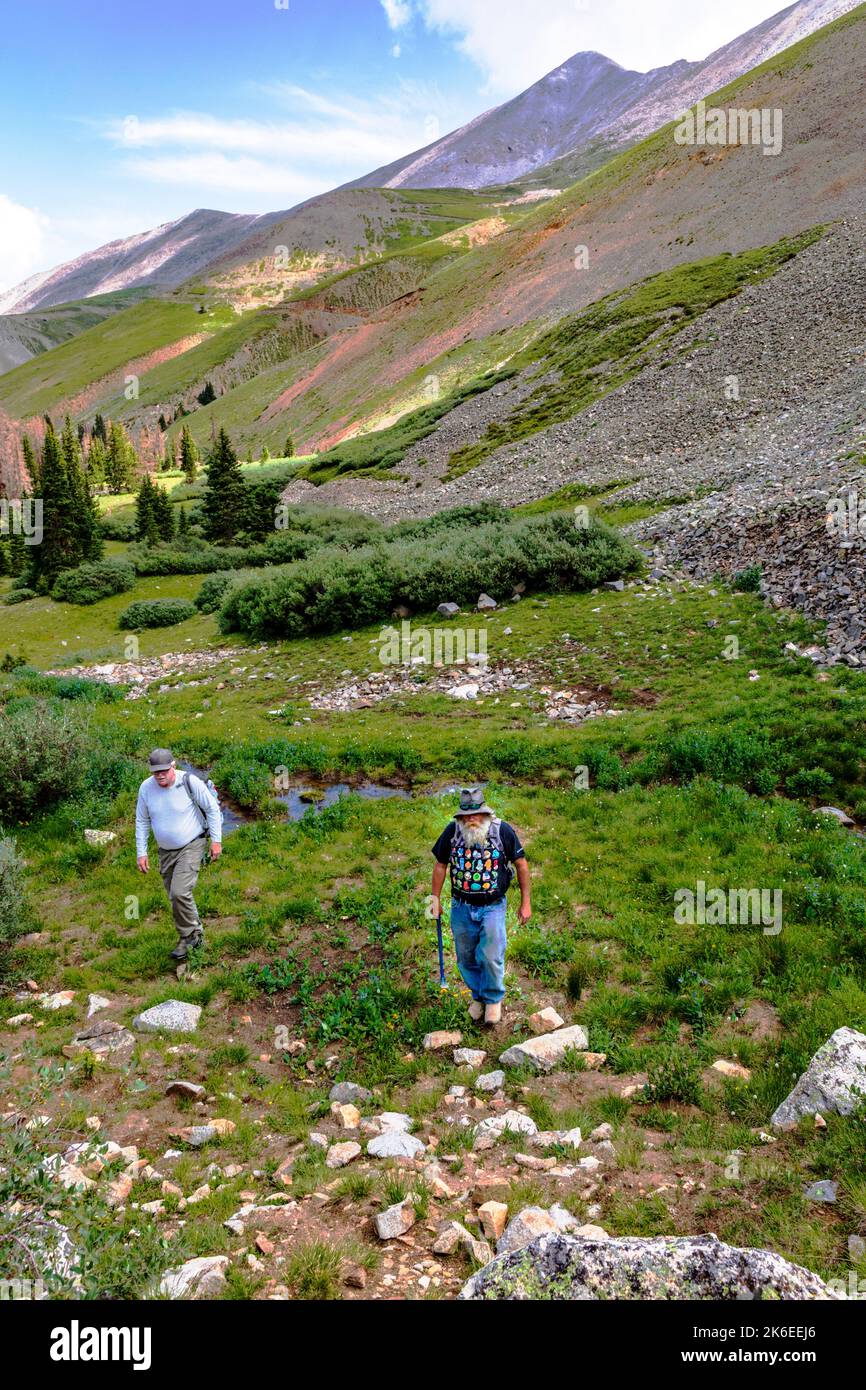 Brian Busse; American Gemtracker; célèbre meneur de pierres précieuses; propriétaire de “Thank You Lord” Aquamarine revendication; guide de l'écrivain indépendant Tom Hess; Mt. Antero ; CO Banque D'Images