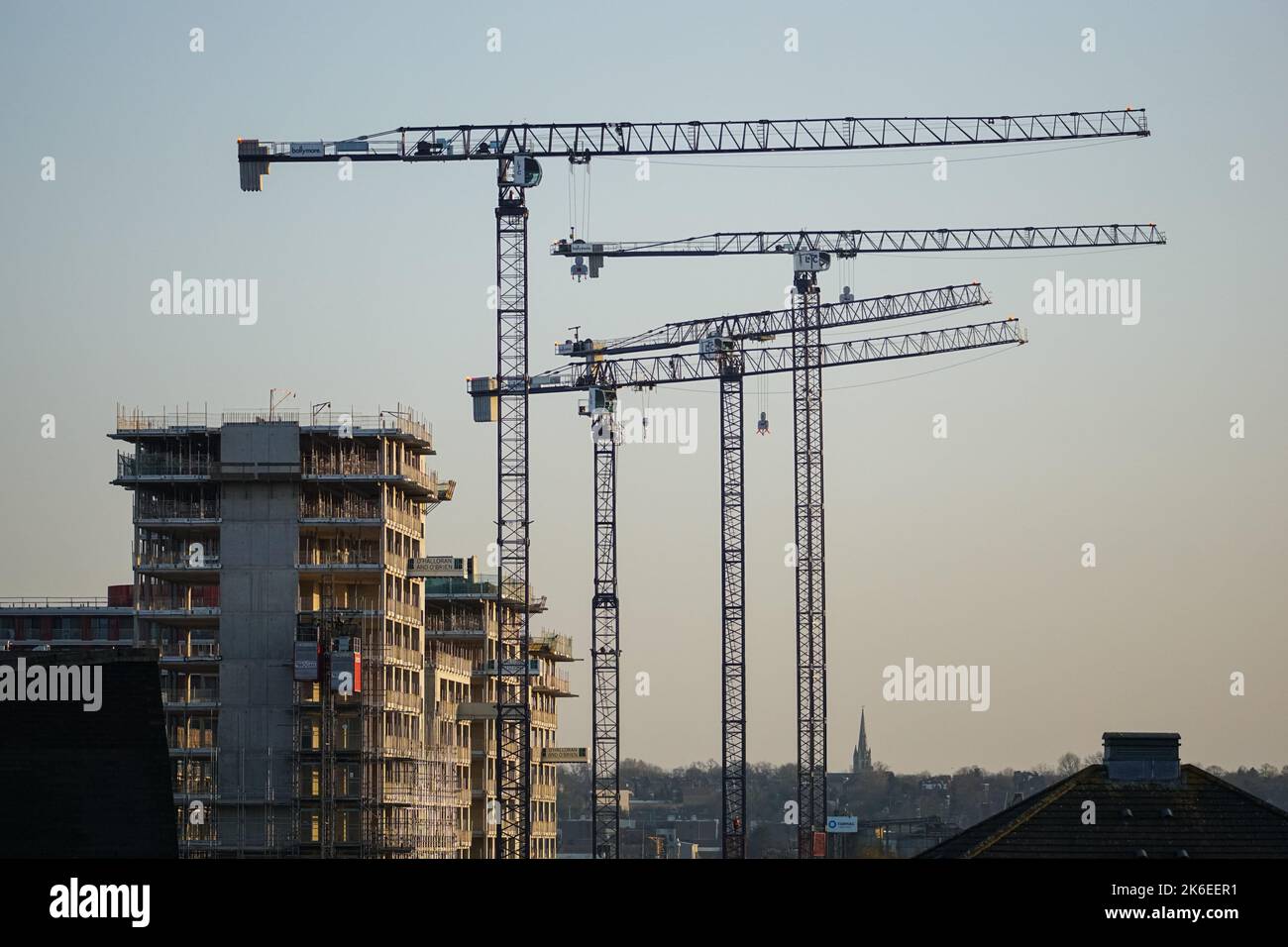 Grues sur le site de construction de bâtiments résidentiels dans le sud de Londres, Angleterre Royaume-Uni Banque D'Images